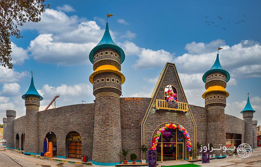 یک قلعه بازی کودکان در پارک ارم تهران که ورود‌ی‌اش با بادکنک تزیین شده‌است. 